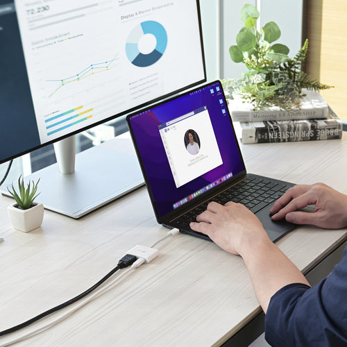j5create JCA152-N – USB-C til HDMI med PD-opladning – Laptop og ekstern skærm som eksempel