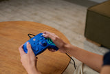 Turtle Beach Afterglow Wave Wired – Xbox/PC, blå – Controller i hænder