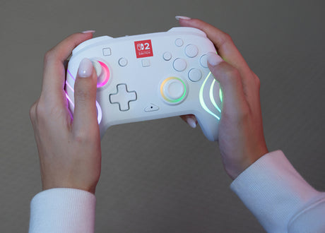 Turtle Beach Afterglow Wave Wireless – Switch-controller – Hvid – controller i hænder; producentillustration
