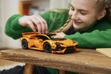 LEGO Technic 42196 – Lamborghini Huracán Tecnica – Orange – bilens detaljer undersøges