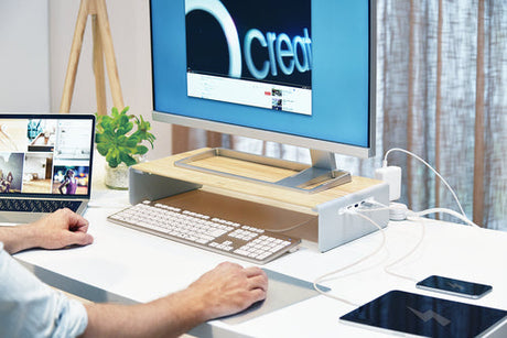 j5create JCT425-N – skærmstativ i træ med USB-C-dock – Arbejdsplads som eksempel