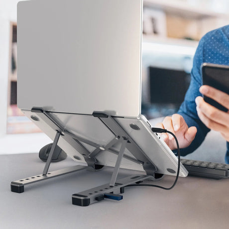 j5create – foldbart laptopstativ med fire USB-A-porte – Tablet på stativ som eksempel