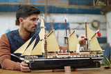 LEGO Icons 10335 – Endurance – person holder den færdige skibsmodel