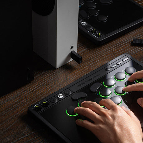 8BitDo Arcade Controller – leverless til Xbox/PC, sort – Controller i brug