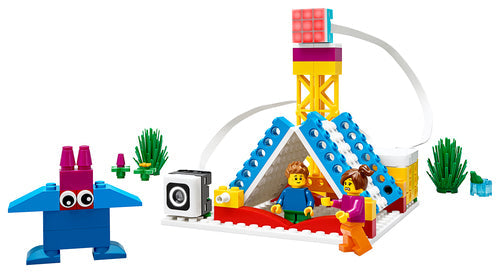 LEGO Education 45345 – SPIKE Essential – byggeeksempel med figurer og farvesensor