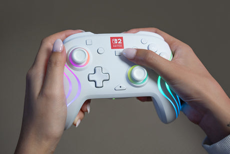 Turtle Beach Afterglow Wave Wireless – Switch-controller – Hvid – controller i brug med RGB; producentillustration