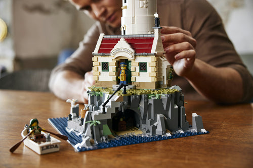 LEGO Ideas 21335 – Motoriseret fyrtårn – nærbillede af det byggede hus og klippebase