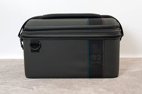 Turtle Beach PlayTrek 2-in-1 – Switch 2-rejsetaske – Sort – taske på bord