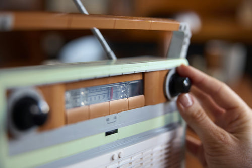 LEGO Icons Retro-radio 10334 – frontens drejeknap og skalavisning