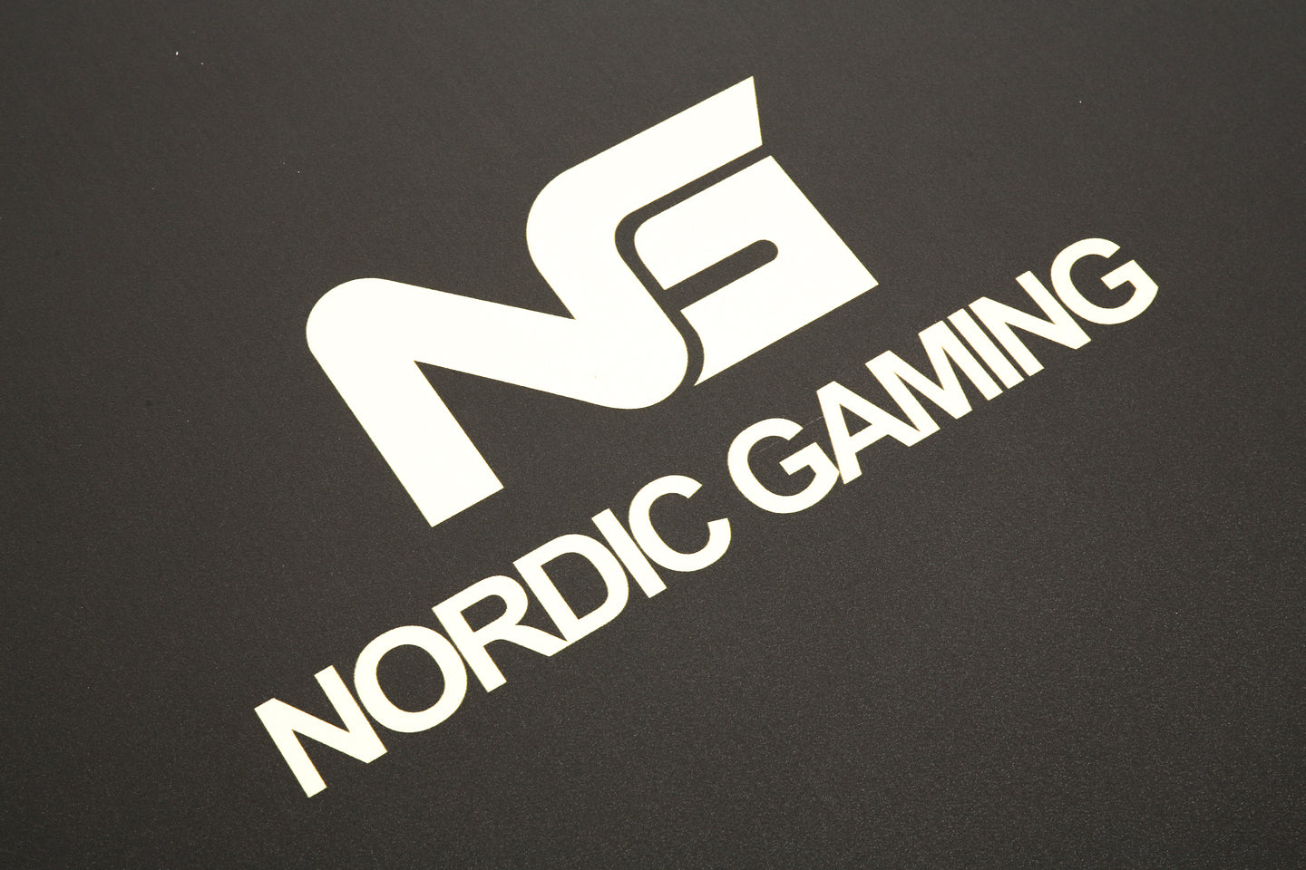 Nordic Gaming Guardian Stuhlmatte Schwarz/Gold 