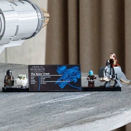 LEGO Star Wars 75331 – The Razor Crest – nærbillede af karakterer ved rumskibet
