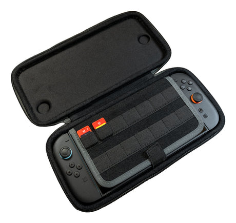 Turtle Beach PlayTrek Slim – Switch 2-etui – Charcoal Black – åbent etui med illustreret konsol; konsol medfølger ikke