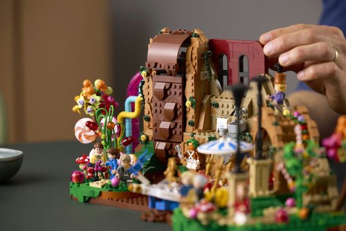LEGO Ideas 21360 – Willy Wonka og chokoladefabrikken – vandfaldets drejeknap demonstreres