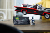 LEGO DC 76328 – Batman: Batmobil fra 1960'ernes tv-serie – Batman-minifigur og faktaplade foran bilen