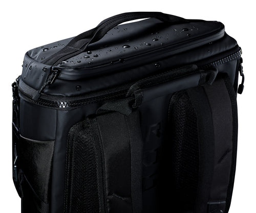 ASUS ROG Ranger BP2701 sort rygsæk nærbillede af bærehåndtag, toplynlås og vanddråber på overfladen