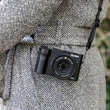 Rollei Powerflex X8 Dual Lens – Zoom- og selfiekamera – Kamera vist båret i rem