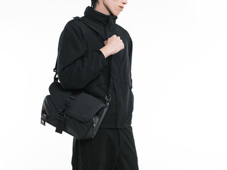 ASUS BC3004 ROG SLASH SLING BAG 4.0 – illustreret i brug (vinkel 3)