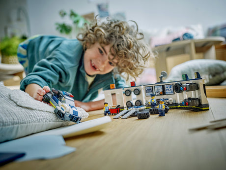 LEGO City 60457 – Specialværksted for politibiler – barn leger med politibil og værksted