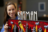 LEGO Batman 76271 – Gotham City fra The Animated Series – BATMAN-skilt og bymodel under byggeri