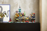 LEGO NINJAGO 71799 – NINJAGO Citys markeder – markedsmodellen udstillet ved et vindue