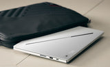 ASUS ROG Zephyrus G14 GU405AW-SY017W – illustreret i brug (vinkel 2); tastaturlayout illustrativt