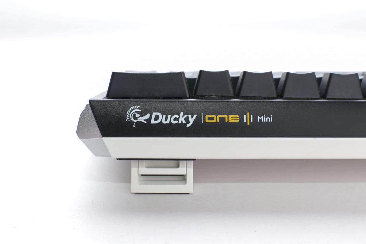 Ducky One 3 – Klassisches Schwarz/Weiß Nordic – SF 65 % – Kirschrot