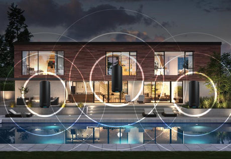 Sort NETGEAR Orbi RBE870B-satellit – illustration af mesh-dækning i en bolig