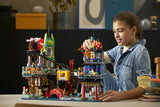 LEGO NINJAGO 71799 – NINJAGO Citys markeder – bymodellen på et bord med en bygger