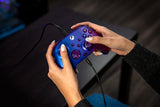Turtle Beach Rematch Advanced Wired – Xbox/PC – Purple Fade – controller i hænder; producentillustration