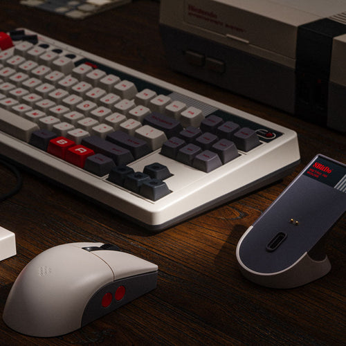 8BitDo Retro R8 N Edition – gamingmus med ladestation – Mus, ladestation og separat tastatur som eksempel