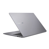 ASUS ExpertBook P3 PM3606CKA-MB0196X Copilot+ PC – set skråt forfra (vinkel 4); tastaturlayout illustrativt