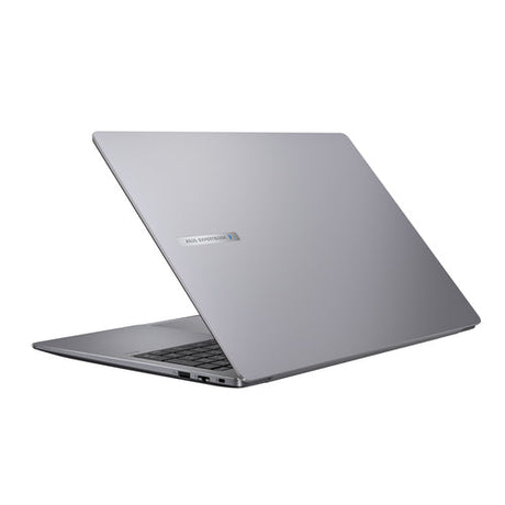 ASUS ExpertBook P3 PM3606CKA-MB0196X Copilot+ PC – set skråt forfra (vinkel 4); tastaturlayout illustrativt