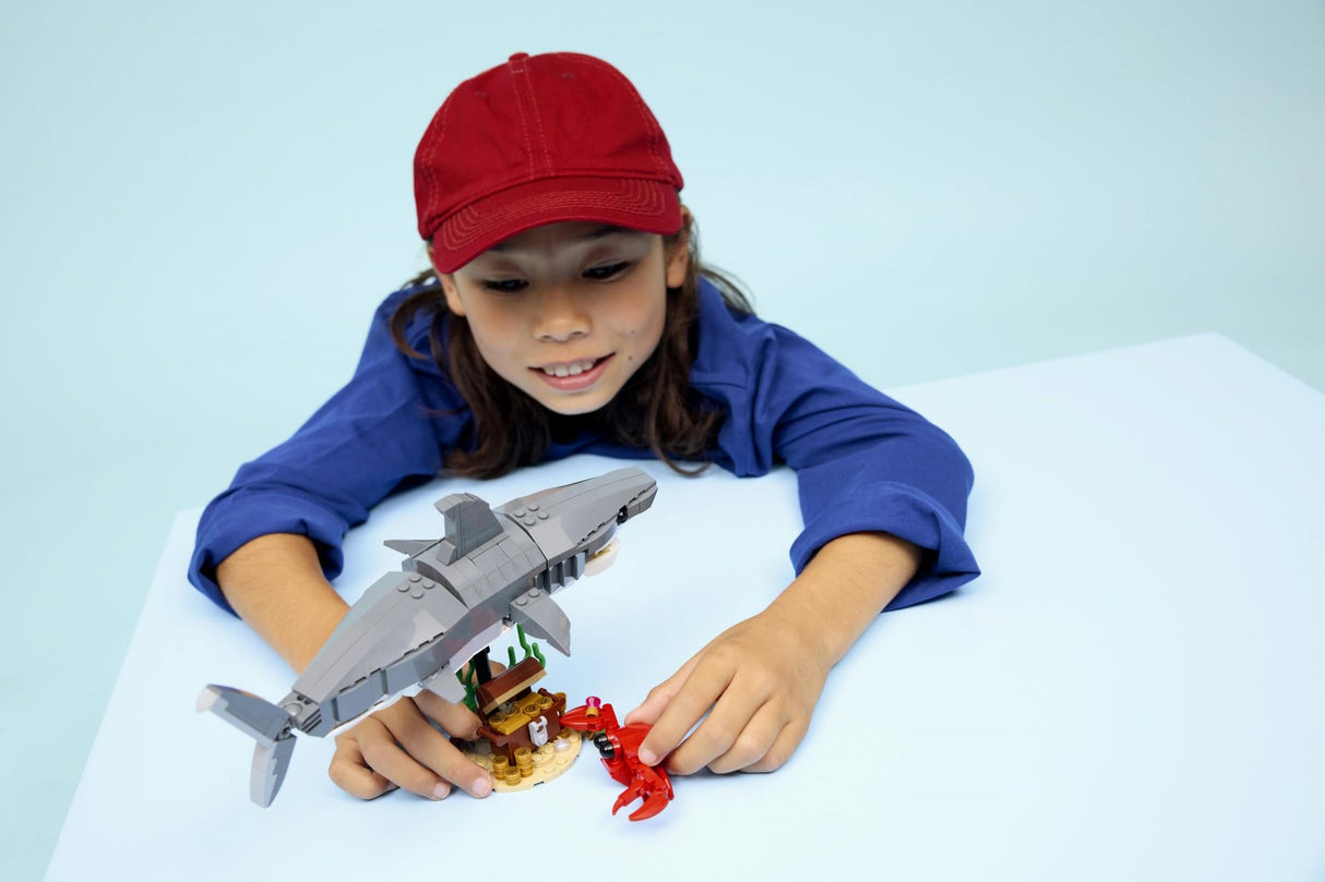 LEGO - LEGO Creator - Fierce Shark with a Treasure Chest (31381) LEGO
