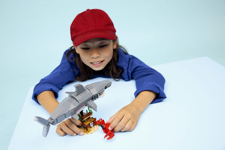 LEGO - LEGO Creator - Fierce Shark with a Treasure Chest (31381) LEGO