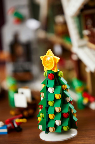 LEGO Icons 10275 – Nisse-klubhus – nærbillede af det klodsbyggede juletræ