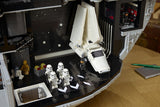 LEGO Star Wars 75419 – Dødsstjernen – kejserlig færge i hangaren set skråt fra siden