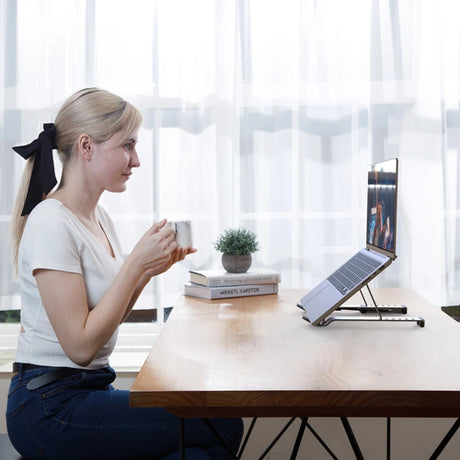 j5create – foldbart laptopstativ med fire USB-A-porte – Stativ på arbejdsbord som eksempel