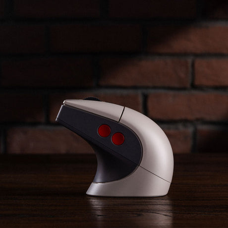 8BitDo Retro R8 N Edition – gamingmus med ladestation – Mus på ladestation ved bord