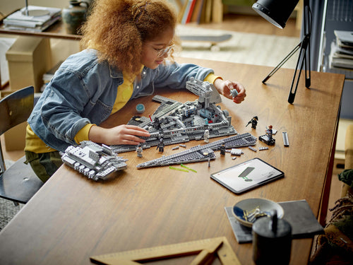 LEGO Star Wars 75394 – Imperial Star Destroyer – barn bygger rumskibet ved et bord