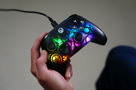 Turtle Beach Afterglow Ignite Time Machine – Xbox/PC – Controller med flerfarvet lys i hånden