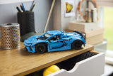 LEGO Technic 42217 – Chevrolet Corvette Stingray – Blå – Corvette-modellen udstillet på skrivebord