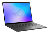 ASUS ROG Zephyrus G16 GU606AP-TB042W – set skråt forfra; tastaturlayout illustrativt