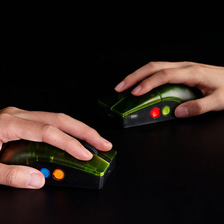8BitDo Retro R8 Xbox Edition – trådløs PC-mus – Mus ved tastatur i brug