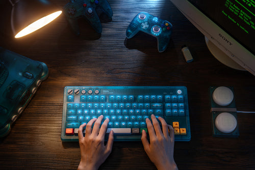 8BitDo Retro 87 Mechanical Keyboard Clear Blue – Tastatur i brug set ovenfra