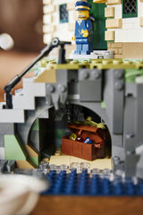 LEGO Ideas 21335 – Motoriseret fyrtårn – skattekiste i hulen under fyrtårnet