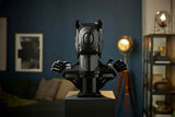 LEGO Marvel 76215 – Black Panther – modellen set bagfra med hænderne adskilt