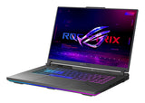 ASUS ROG Strix G16 G614FP-S5062W – set skråt forfra (vinkel 2); tastaturlayout illustrativt