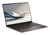 ASUS Zenbook S14 UX5406SA-PV530W – set skråt forfra; tastaturlayout illustrativt