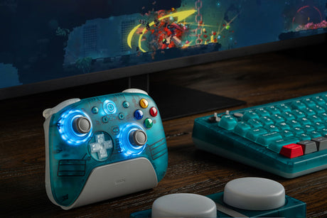 8BitDo Ultimate 2 Wireless 2.4G – Controller – Clear Blue – controller i gamingopsætning; producentillustration