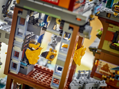 LEGO NINJAGO 71837 – NINJAGO Citys værksteder – nærbillede af figur og indvendigt rum